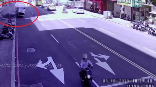 68歲駕駛疑「眩光」駕車失控!衝撞路邊19車