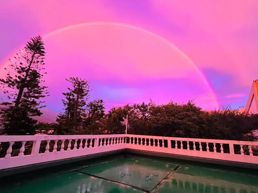 美翻!颱風前夕清境農場出現火燒雲與雙彩虹
