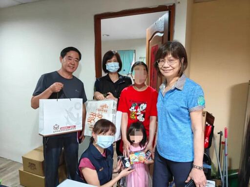 少婦帶幼女躲避染毒丈夫 女警關懷伸援手