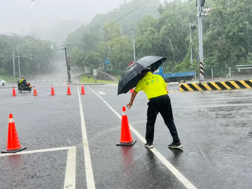 6車被沖入水溝!彰化139線山壁崩塌車輛硬闖