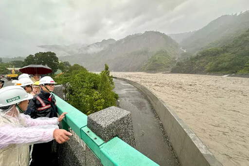 陳其邁六龜勘災 籲重建納入丹納斯特別條例
