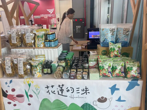 花蓮農特產快閃國道服務區吸引旅客參觀採購