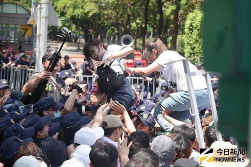 柯文哲羈押滿週年!民眾黨走讀與警方爆衝突
