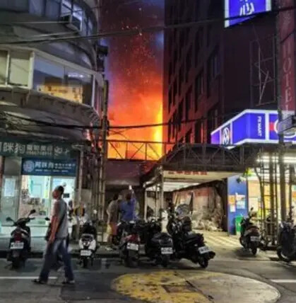 基隆廟口夜市旁火災 兩層樓廢棄建築物燃燒