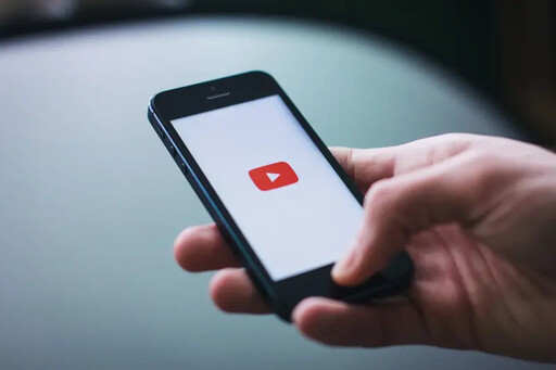 YouTube將開放AI配音 不用字幕也能看影片