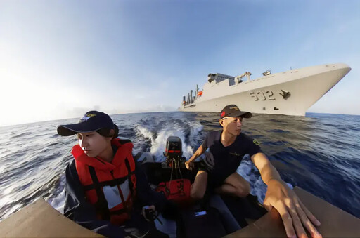 宣揚主權!海軍磐石艦泊靠太平島碼頭首曝光
