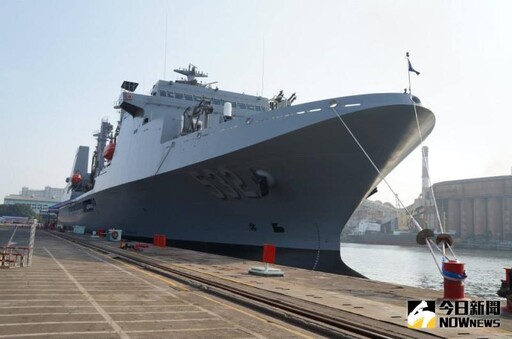 宣揚主權!海軍磐石艦泊靠太平島碼頭首曝光