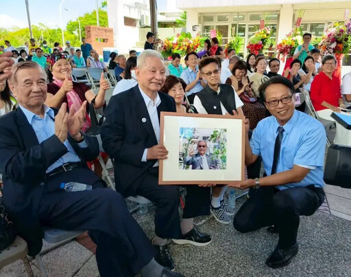 冬山鄉圖書館十周年紀念！三雙藏鞋見證歷史