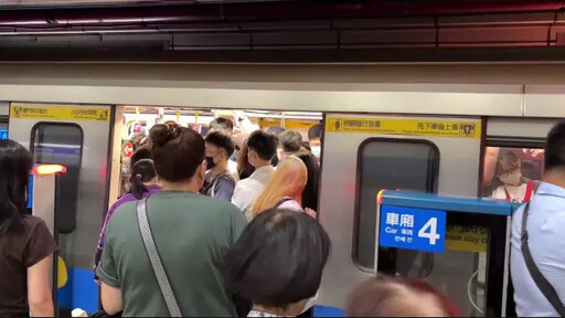 塞爆！板南線列車異常延誤 北捷說明原因了