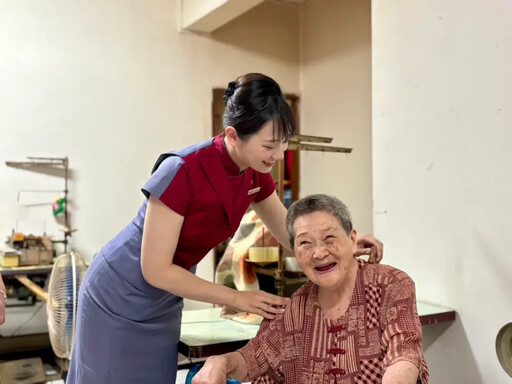 華航中秋送暖！志工團隊伴176位獨居長者