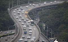 旅遊車潮湧 國道上午7大路段恐塞車