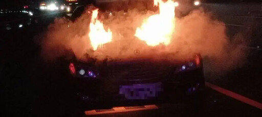 國道深夜火燒車驚險畫面 女駕駛棄車脫困