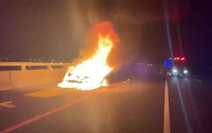 國道深夜火燒車驚險畫面 女駕駛棄車脫困