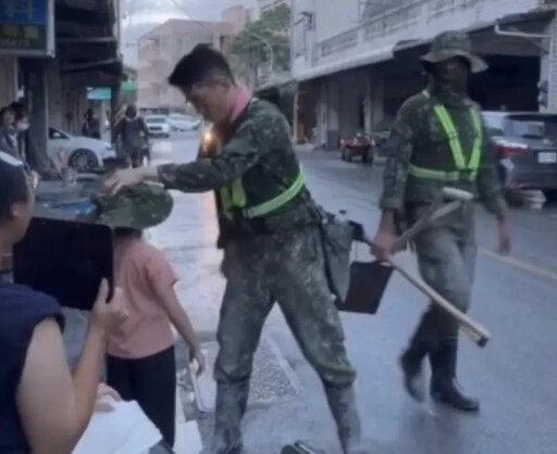 國軍救災送帽給女童 「摸頭殺」暖哭全網
