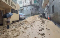 鳳凰颱風襲宜蘭！土石泥水淹進住家滿地沙
