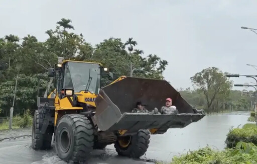 無畏風雨！阿伯卡泥濘被怪手挖出全為這一包