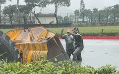 無畏風雨！阿伯卡泥濘被怪手挖出全為這一包
