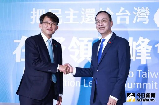 黃國昌戴KP、台灣胸章 鄭麗文沒別上國旗