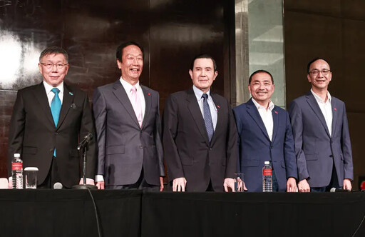 黃國昌戴KP、台灣胸章 鄭麗文沒別上國旗