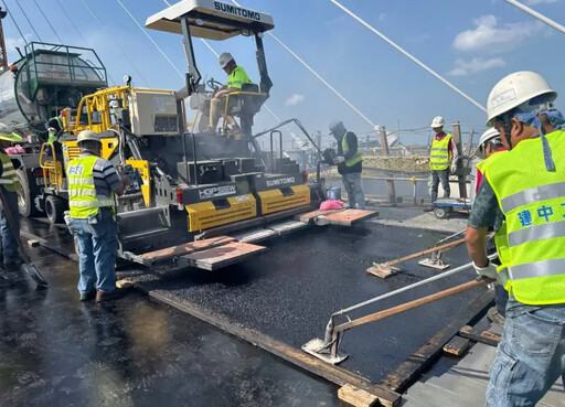 估45天完成 淡江大橋工程啟動鋪面作業