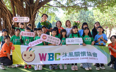 永齡競標張育成世界棒球經典賽球衣 善款捐台灣沐風關懷協會