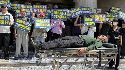 超徵5000億還漲菸捐？吸菸族抬擔架進立院「搶救病入膏肓的政府」