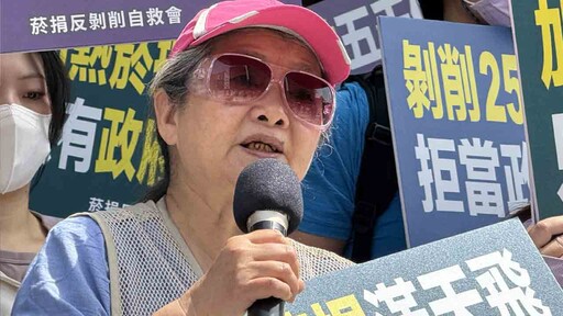 超徵5000億還漲菸捐？吸菸族抬擔架進立院「搶救病入膏肓的政府」