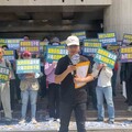 超徵5000億還漲菸捐？吸菸族抬擔架進立院「搶救病入膏肓的政府」