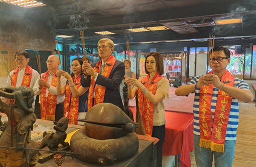 《慕名七星燈神威 謝玲玲參拜陽明山姜太公道場》