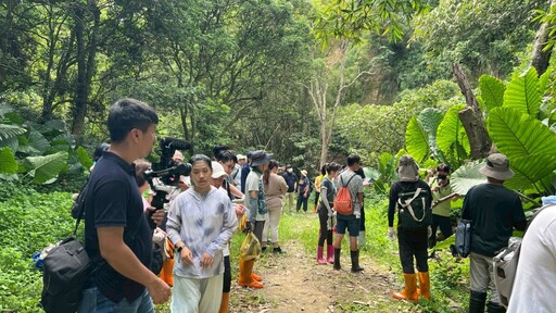 大葉師生攜手石牌社區 清除外來大花曼陀羅