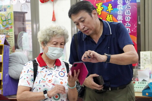 大葉大學帶影像工作坊進竹山 茶農學拍照說故事