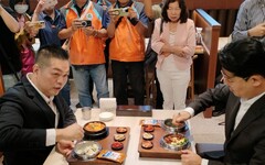 韓國釜飯「三色三味」美食落腳家樂福鼎山店 只需6 分鐘出飯