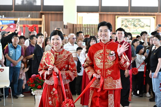 松影見證愛情 彰化聯合婚禮42對佳偶甜蜜成家