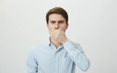 張嘴就是陣陣惡臭？留意８大「 口臭成因」避免窘境