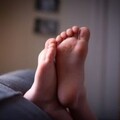 一站就是一整天？久站族五大「足部職業病」易纏身