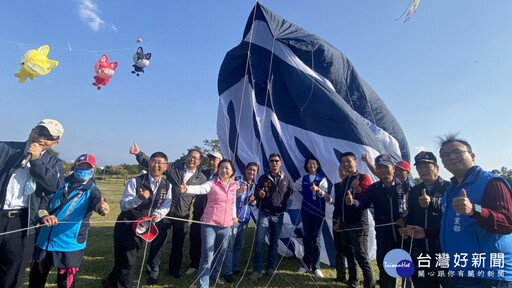 專業風箏團隊后里展演 全球最大30米藍鯨放飛天際