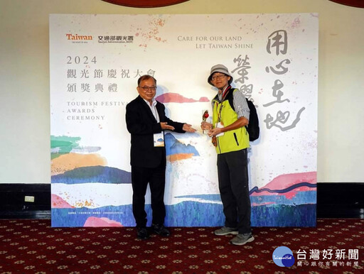 退休教授推廣小鎮單車遊記 獲頒「台灣觀光之友」