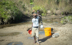 為喝一口乾淨水缺水區孩童每天得走6公里路 展望會籲：支持水資源行動，為孩子搶救乾淨水源