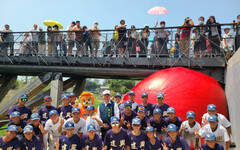 紅球降臨竹溪公園月見橋 體育局長帶領臺南棒球隊擊出紅不讓
