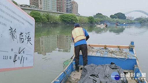 新店溪魚群缺氧暴斃 雙北聯合清除逾14公噸