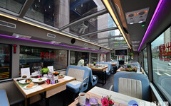 台北市全新銀色雙層餐車 「幻彩變色獨角獸」上路