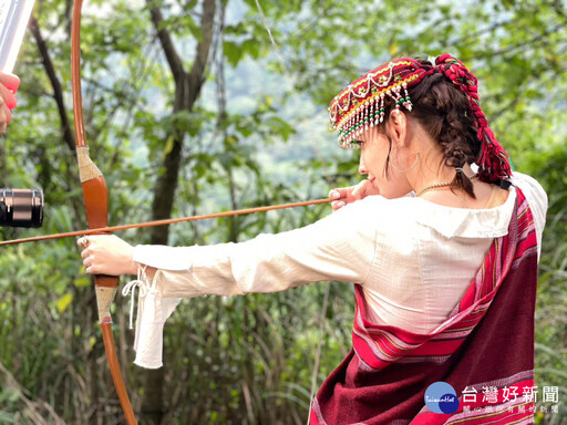 俄羅斯網紅安妮踩點谷關 泡美人湯體驗取午時水