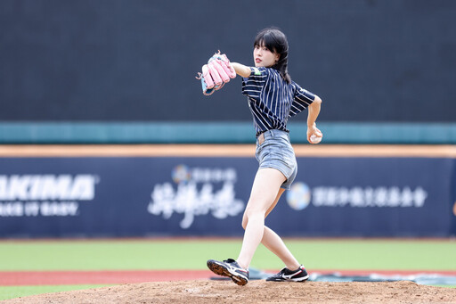 棒球美少女「LOLO」驚豔火球開場 臺北興富發棒球體驗營熱血揭序幕