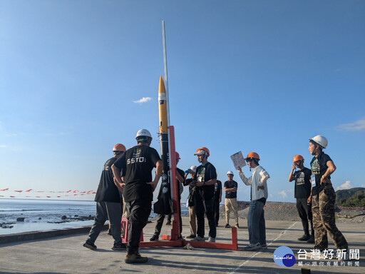 陽明交大學生自製火箭升空 屏東旭海劃破天際