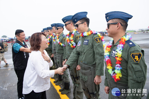 空軍嘉義基地今開放 吸引大批人潮參訪