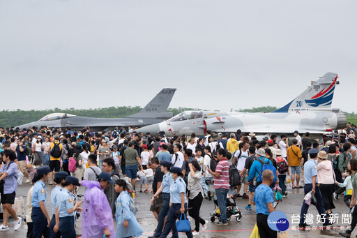 空軍嘉義基地今開放 吸引大批人潮參訪