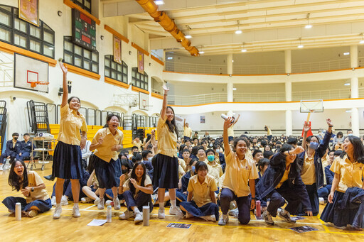 詹子萱赴再興中學傳授500位同學尼泊爾語 為千名女孩凝聚改變的勇氣