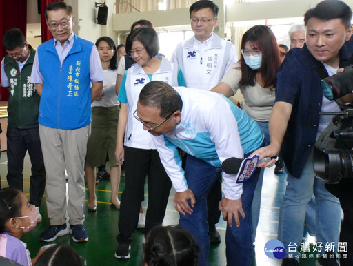 視察校園師生接種流感及新冠疫苗 侯友宜鼓勵接種守護健康