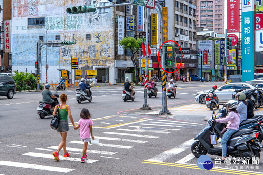 桃市府大秀國慶創意 「小綠人」揮國旗陪您過馬路