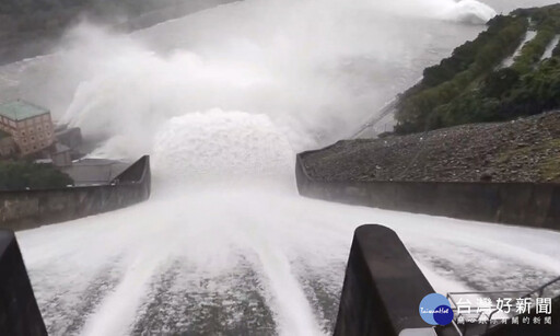 康芮颱風帶來豪雨 石門水庫進行洩洪